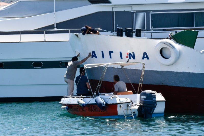 Στα δικαστήρια Πειραιά ο καπετάνιος της υδροφόρας «Αίγινα»